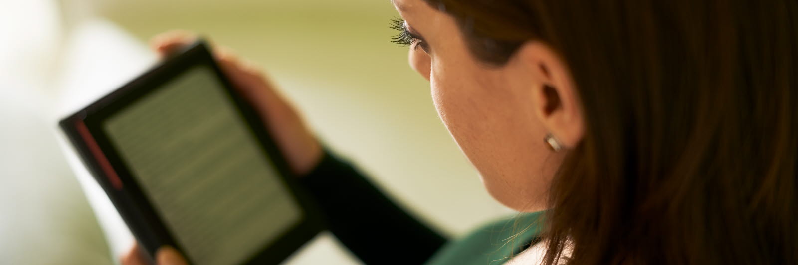 woman reading on a tablet Stiftung Lesen user case