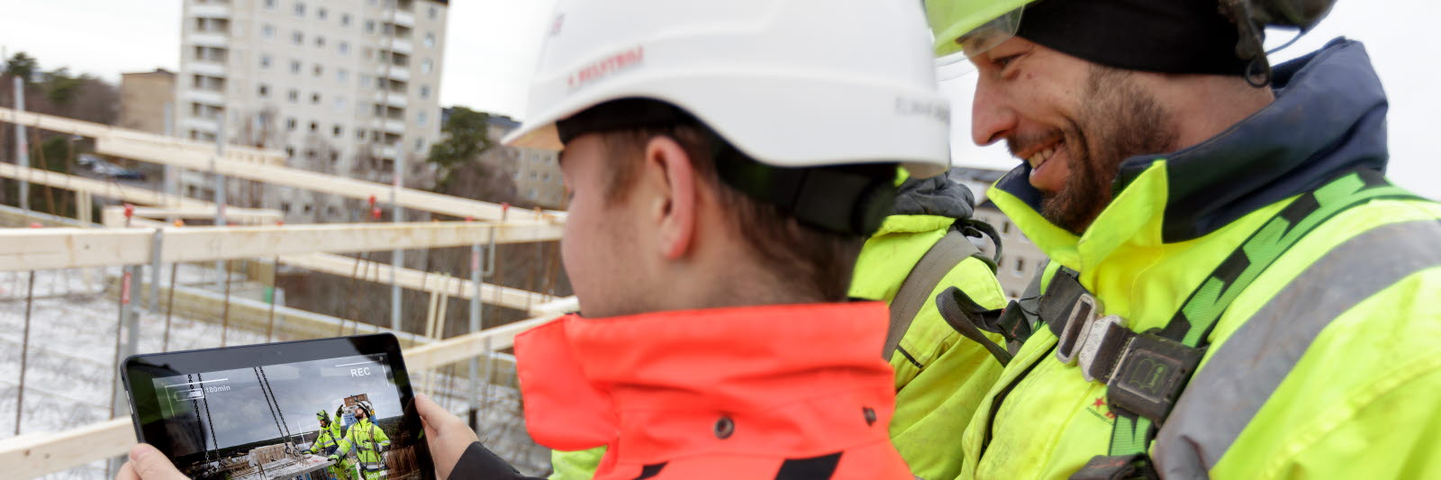 Person using eye tracking for safety assessment on a construction site